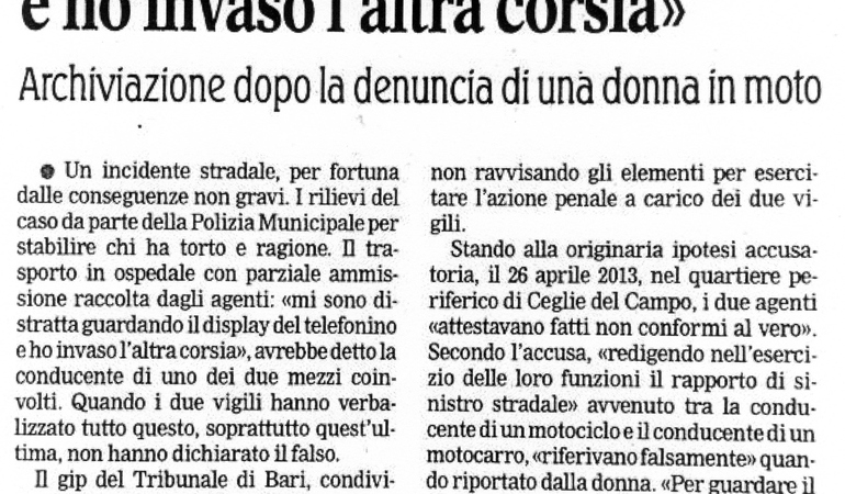 «Guardavo il mio cellulare e ho invaso l'altra corsia». Archiviazione dopo la denuncia di una donna in moto. I due vigili non dichiararono il falso quando raccolsero la frase