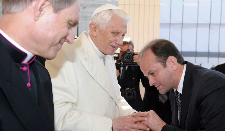 L'incontro con Papa Benedetto XVI e consegna attestato di socio onorario dell'Associazione Gens Nova