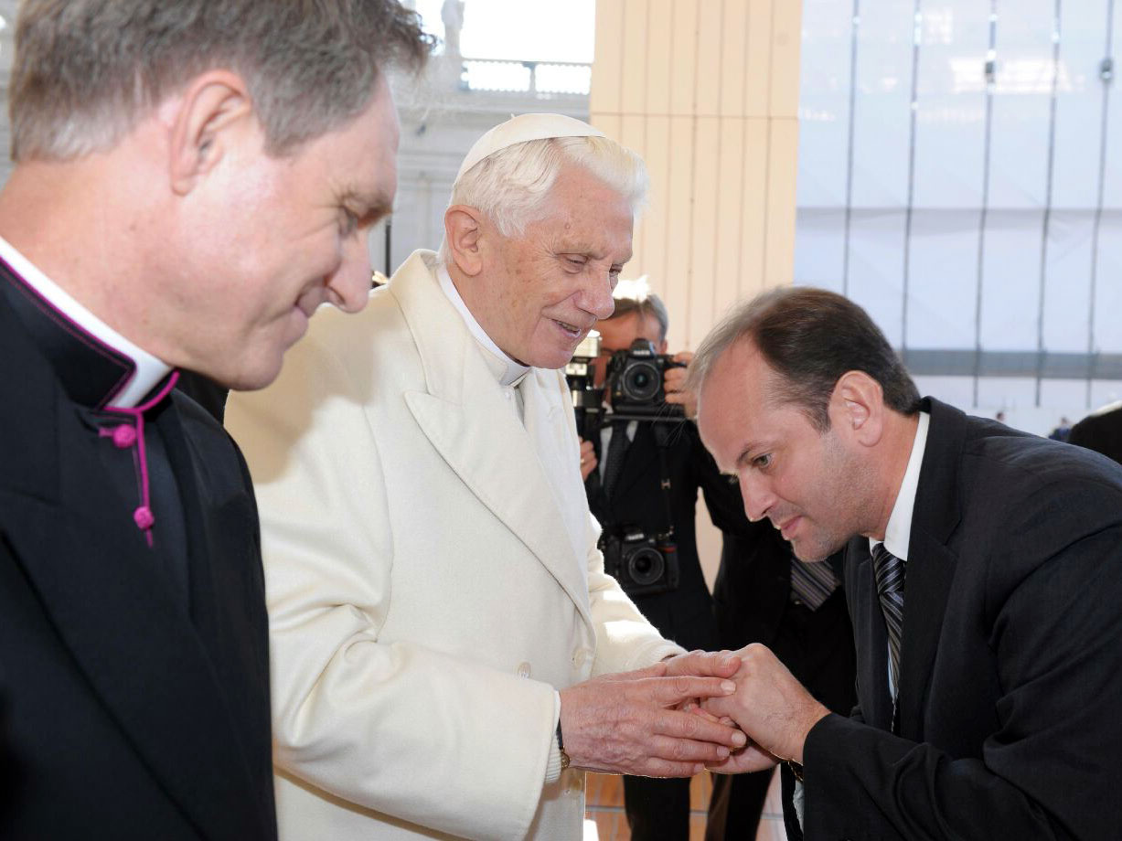 1 L'incontro con Papa Benedetto XVI e consegna attestato di socio onorario dell'Associazione Gens Nova