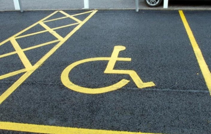 Parcheggiare l'auto nel posto riservato ai disabili è violenza privata.