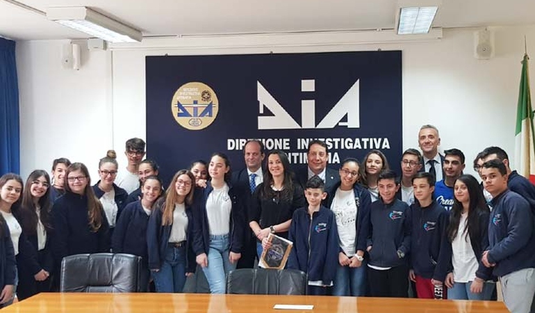 A.N.F.I e Gens Nova insieme alla DIA di Bari incontrano i ragazzi per spiegare la lotta dello Stato alla mafia.